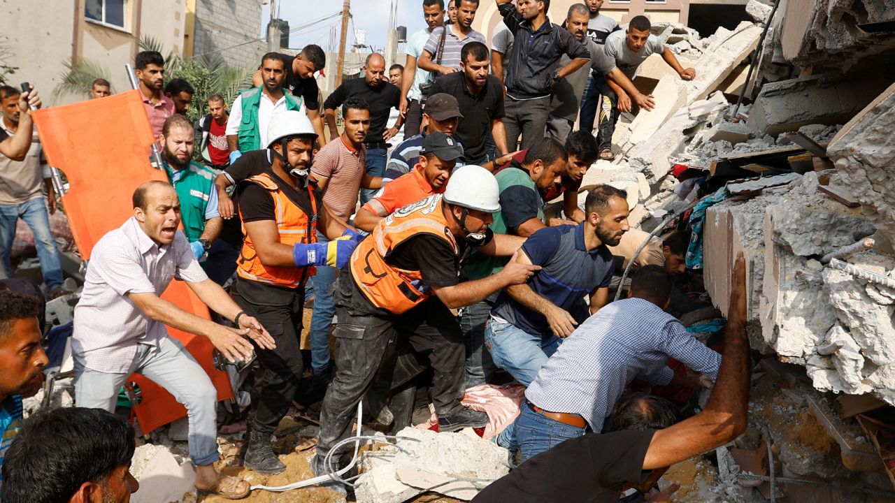 Des Palestiniens recherchent des victimes sous les décombres d'une maison détruite lors des frappes israéliennes à Khan Younis, dans le sud de la bande de Gaza.   