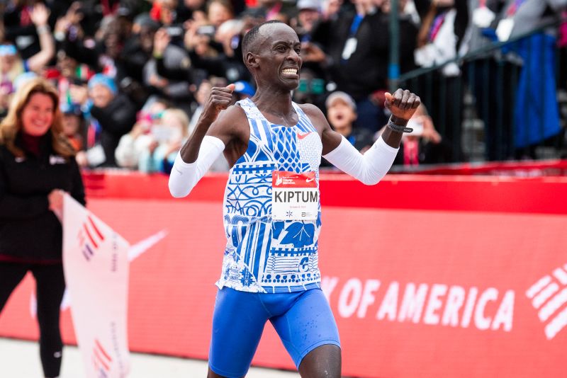 Kelvin Kiptum smashes men's marathon world record in Chicago | CNN