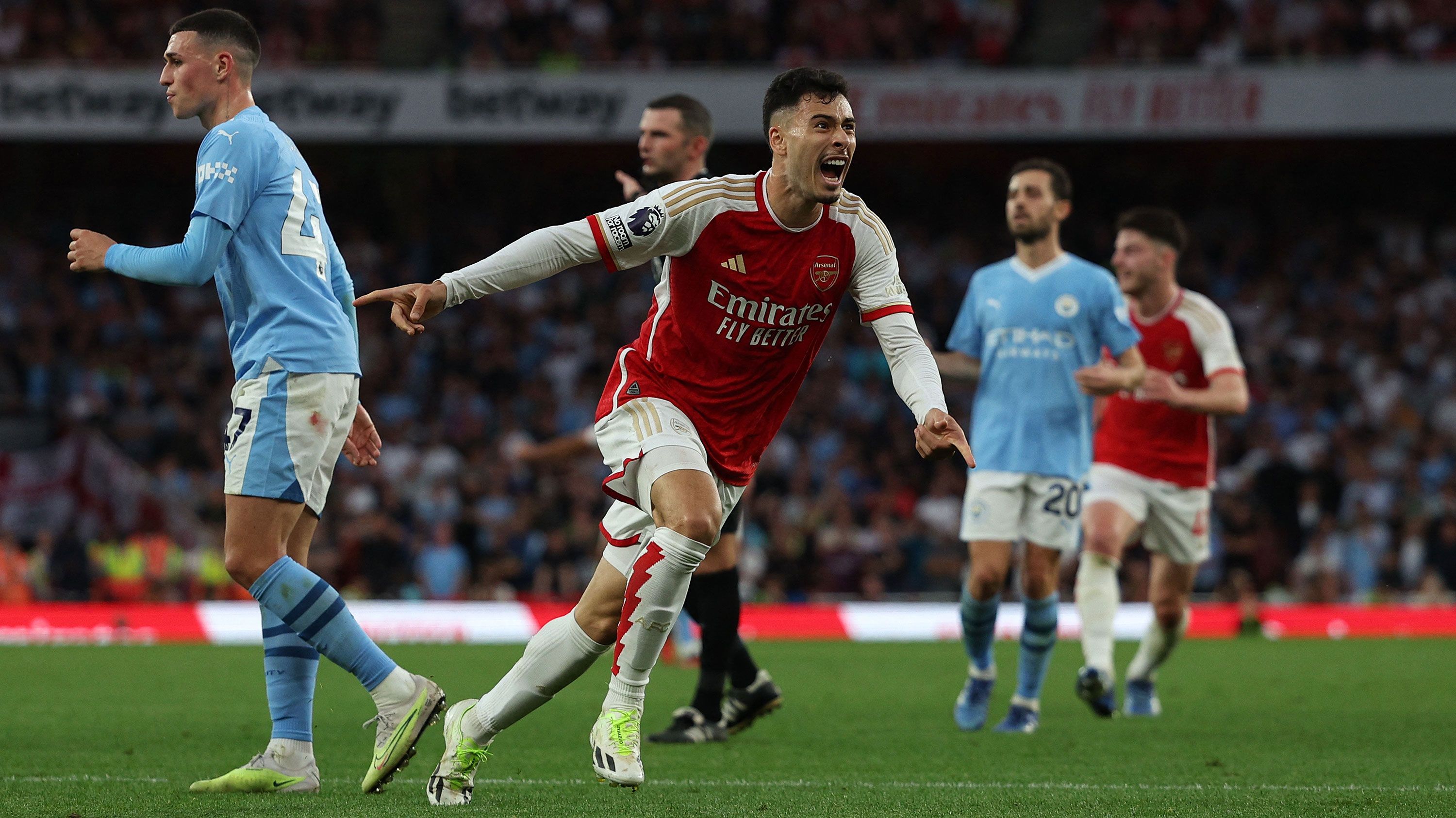 Late deflected Gabriel Martinelli goal gives Arsenal narrow victory over  Manchester City | CNN