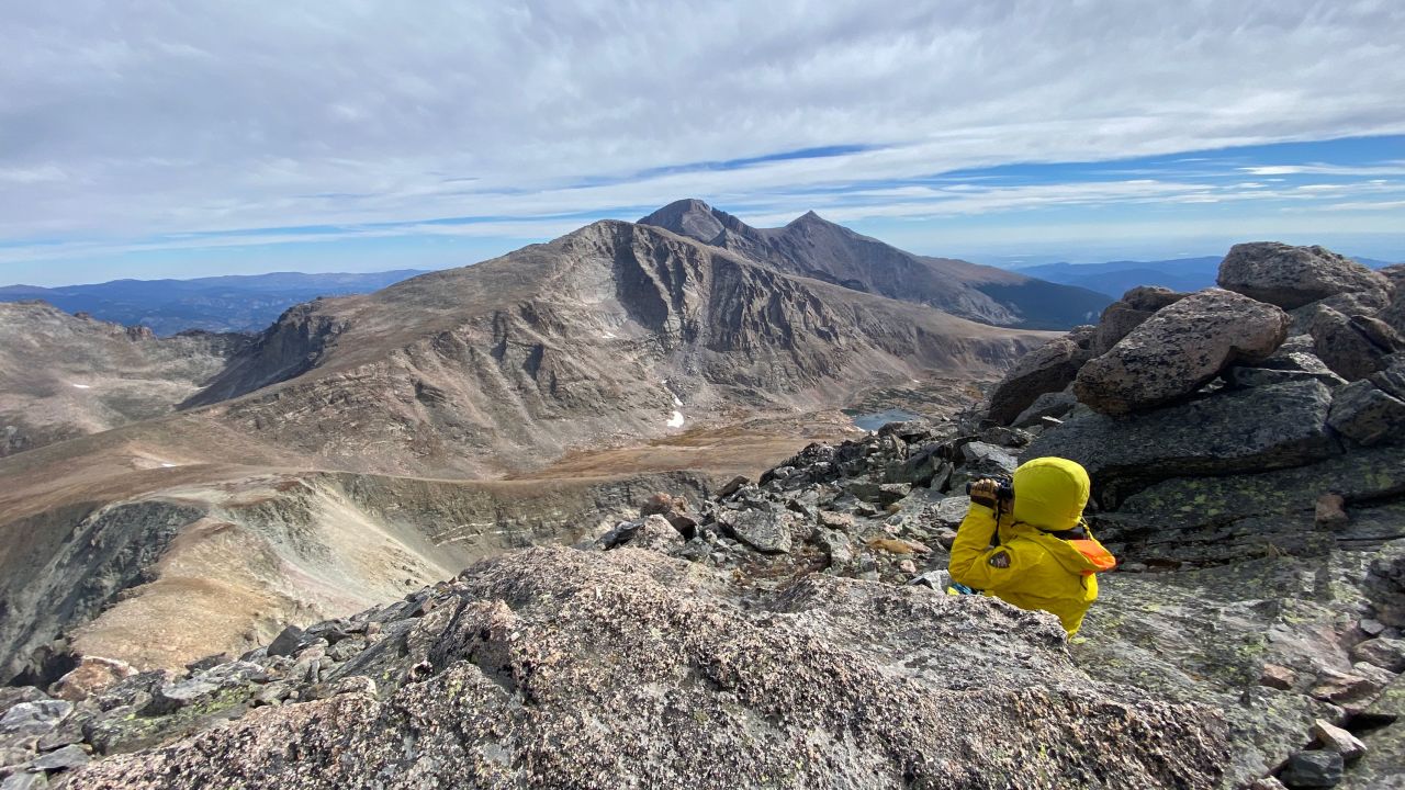 Des efforts de recherche sont en cours pour retrouver Chad Pallansch dans le parc national des Montagnes Rocheuses.