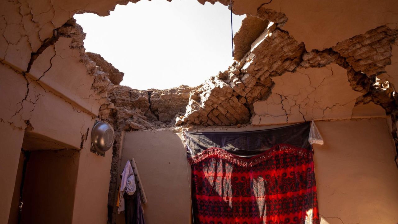  Силно разрушена къща, една от хилядите в провинция Херат в западен Афганистан. class=