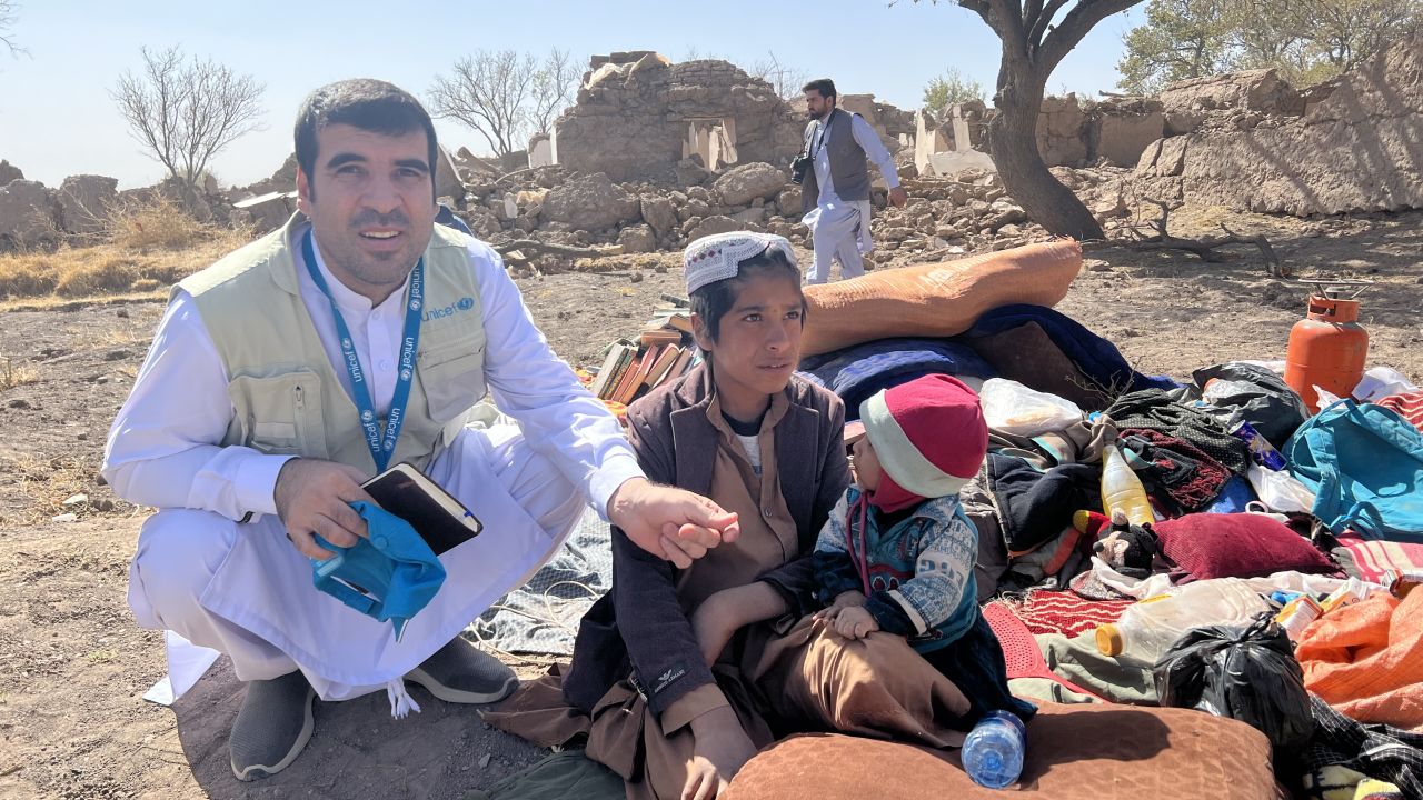  Екипите на УНИЦЕФ на място приканват за по-спешни дейности и помощ за фамилиите, опустошени от последното земетресение. class=