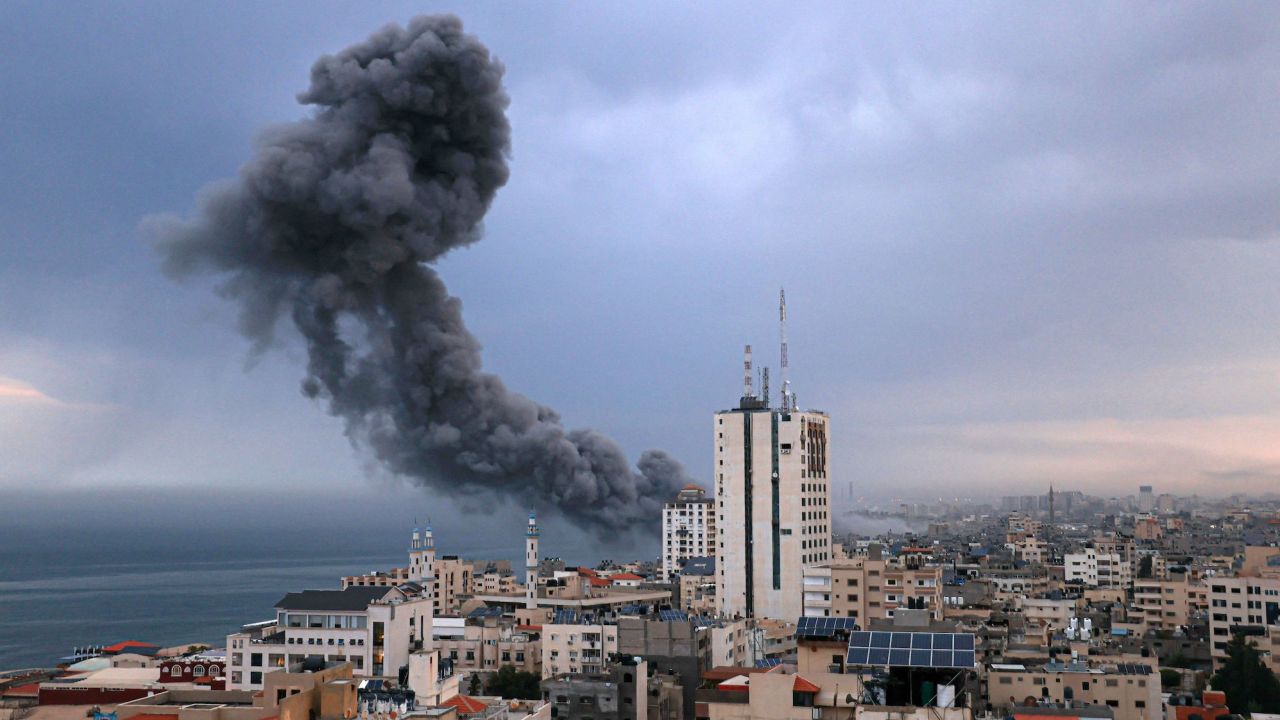 De la fumée s'élève au-dessus des bâtiments lors d'une frappe aérienne israélienne, dans la ville de Gaza, le 9 octobre.