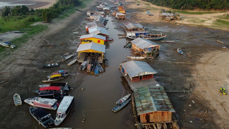 Sequía en el Amazonas: Pueblo flotante varado en el lecho de un lago seco mientras la sequía extrema azota al Amazonas