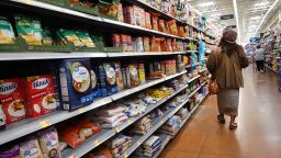 Хранителни артикули се оферират за продажба в супермаркет на 9 август 2023 година в Чикаго, Илинойс. Въпреки че инфлацията стартира да се утаява, инфлацията на храните продължава да нараства с двуцифрени цифри в доста страни. 