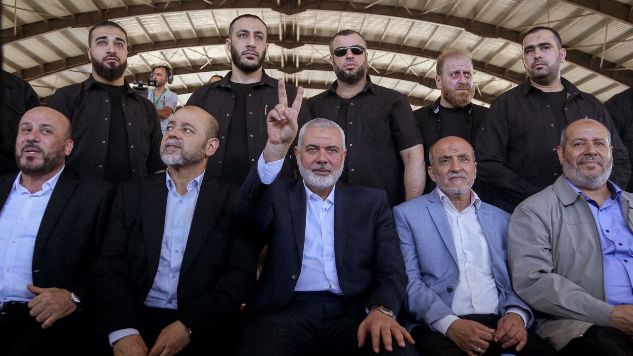 Ismail Haniyeh, au centre, président du bureau politique du Hamas, brandit un signe de victoire, flanqué de gardes du corps et de hauts responsables palestiniens lors d'un rassemblement dans la ville portuaire de Sidon, au sud du Liban.