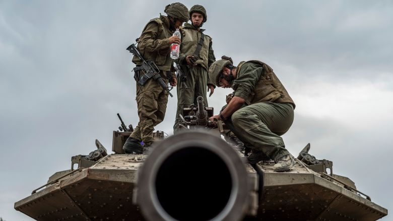 09 October 2023, Israel, Sderot: Israeli soldiers work on a tank at the Israel-Gaza border. Fighting between Israeli soldiers and Islamist Hamas militants continues in the border area with Gaza. Photo by: Ilia Yefimovich/picture-alliance/dpa/AP Images