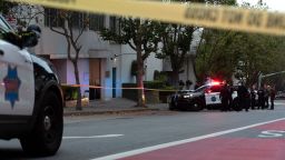 Полицаи се виждат пред офиса за визи на китайското консулство, където по-рано транспортно средство се блъсна в постройката, в Сан Франциско, Калифорния, на 9 октомври 2023 година Американската полиция сподели, че е застреляла водач, чиято кола се блъсна в китайското консулство в Сан Франциско на 9 октомври 2023 година Говорител на полицейското ръководство на Сан Франциско сподели, че автомобилът се е блъснал във визовия офис на консулството в средата на следобеда, само че чиновниците не съумяха да кажат дали това е било съзнателно акт. (Снимка от Laure Andrillon / AFP) (Снимка от LAURE ANDRILLON/AFP посредством Getty Images)