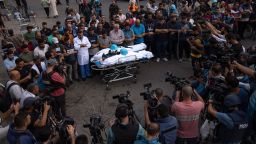 Палестинци, най-вече публицисти, се събират към телата на двама палестински кореспонденти, Мохамед Собох и Саид ал-Тавил, които бяха убити от израелски въздушен удар в град Газа, вторник, 10 октомври 2023 година Войнстващите Хамас владетели на Газа Стрип извърши невиждана офанзива против Израел в събота, като умъртви над 900 души и взе пленници. Израел нанесе тежки ответни въздушни удари по анклава, убивайки стотици палестинци. (AP Photo/Fatima Shbair)