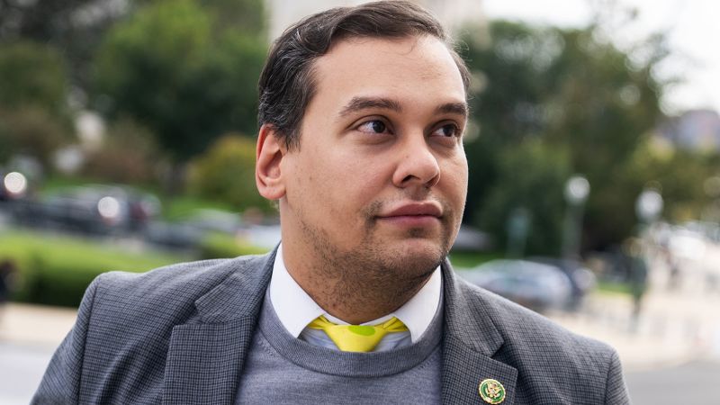 O deputado Jorge Santos enfrenta 10 novas acusações federais, incluindo roubo de identidades de doadores e cobranças fraudulentas de cartão de crédito