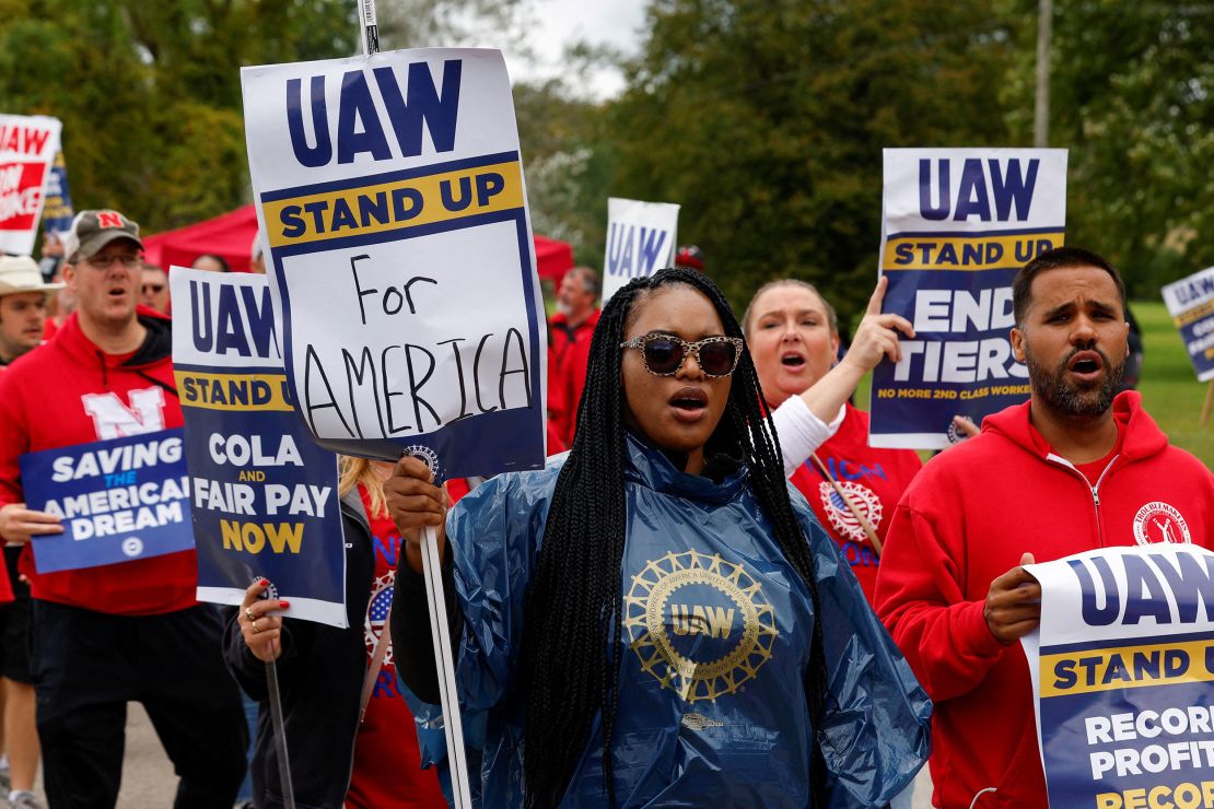 Striking members of the United Auto Workers (UAW) hold signs on the day U.S. President Joe Biden joins them on the picket line outside the GM's Willow Run Distribution Center, in Belleville, Wayne County, Michigan, U.S., September 26, 2023. REUTERS/Evelyn Hockstein