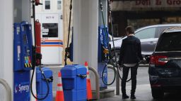  Човек изпомпва газ на бензиностанция Exxon на 6 октомври 2023 година в квартал Бруклин в Ню Йорк. 