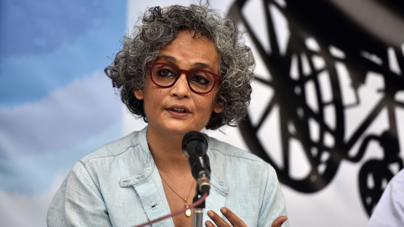 Носителката на наградата Букър индийска писателка Арундати Рой може да