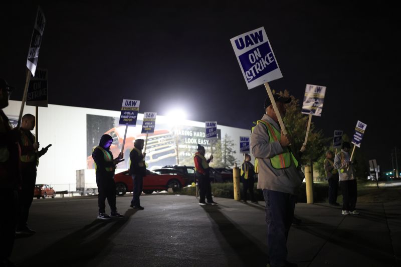 UAW Expands Strike, Hitting Ford’s Largest Factory | CNN Business