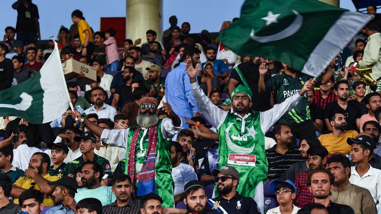 Los aficionados de Pakistán vitorean durante la Copa Asia 2023 en el estadio Gaddafi de Lahore el 6 de septiembre de 2023. 