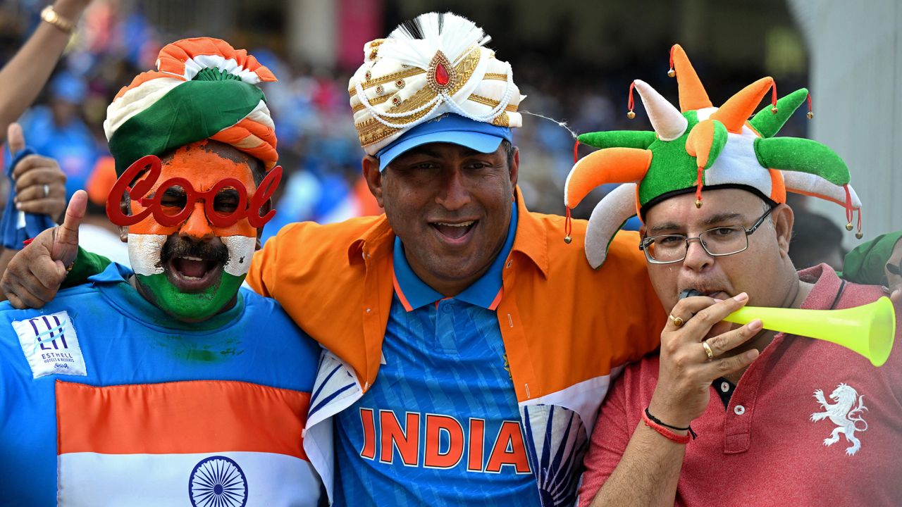 Los aficionados indios animan un partido entre India y Australia en el estadio MA Chidambaram de Chennai el 8 de octubre de 2023. 