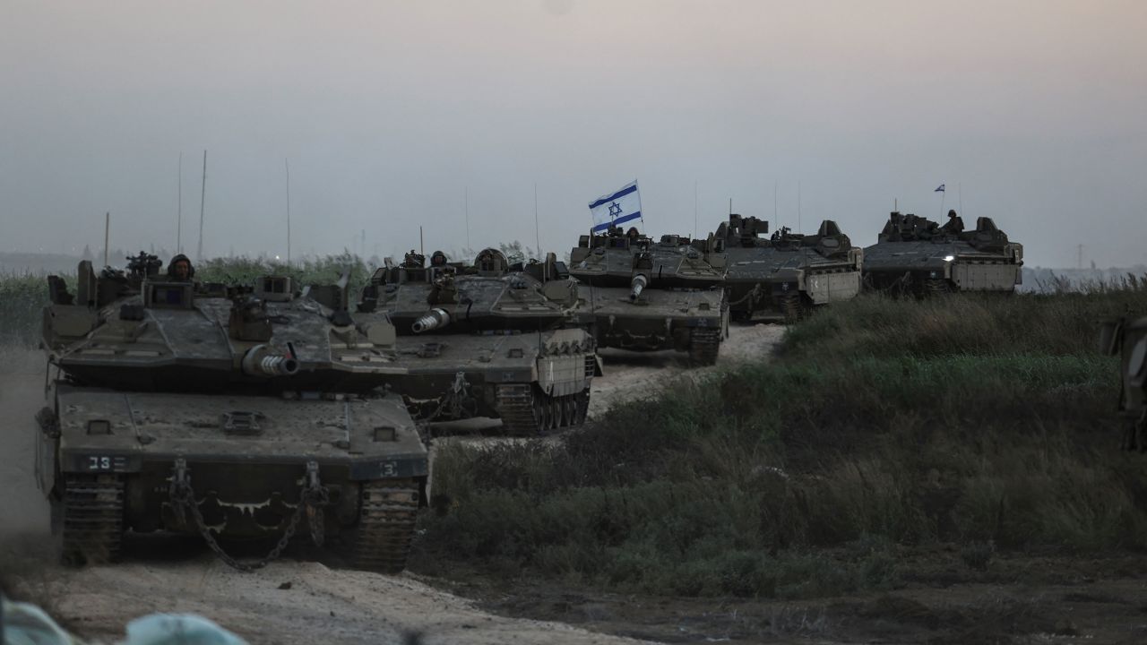 Израелски танкове се виждат покрай границата с Газа, преди евентуална сухопътна инвазия, 12 октомври 2023 г.