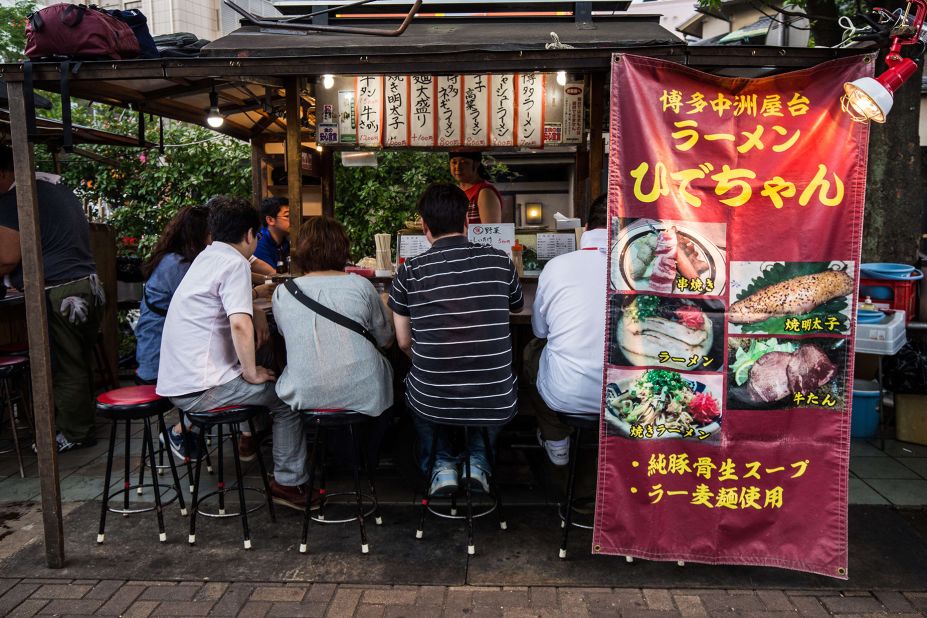 <strong>Φουκουόκα, Ιαπωνία:</strong> Παρά το γεγονός ότι είναι η έκτη μεγαλύτερη πόλη της Ιαπωνίας σε πληθυσμό, η Φουκουόκα έχει την καλύτερη σκηνή street food της χώρας. Διαβάστε περισσότερα για να μάθετε γιατί.