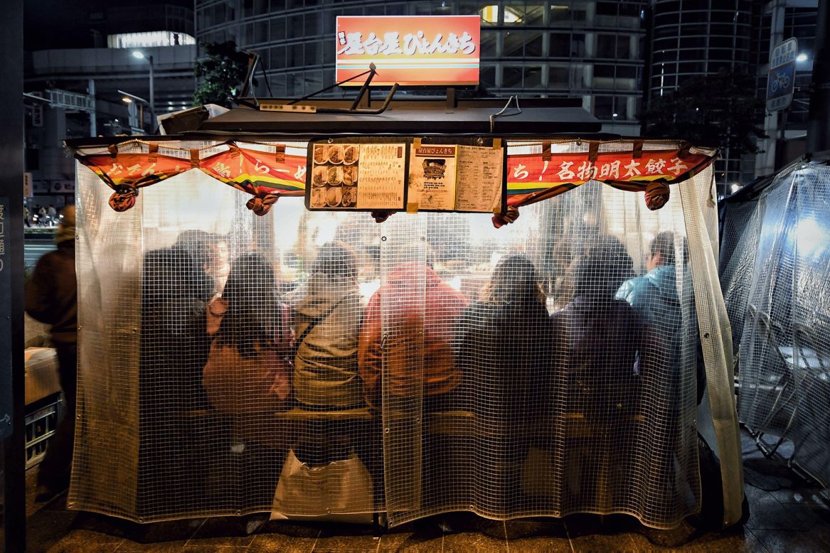 <strong>Yatai etiquette:</strong> Most yatai customers squeeze together in small seating areas, providing a rare opportunity to make small talk with new friends.