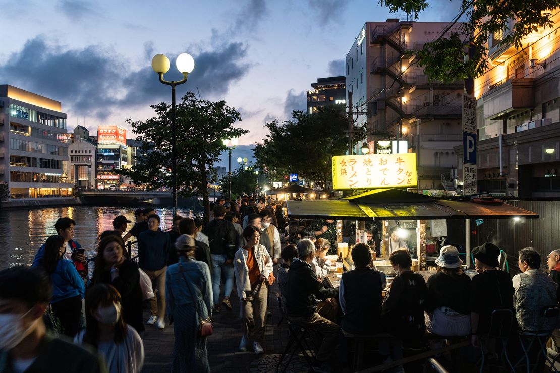 A row of yatai in a crowded place along the Naka River in Fukuoka.
