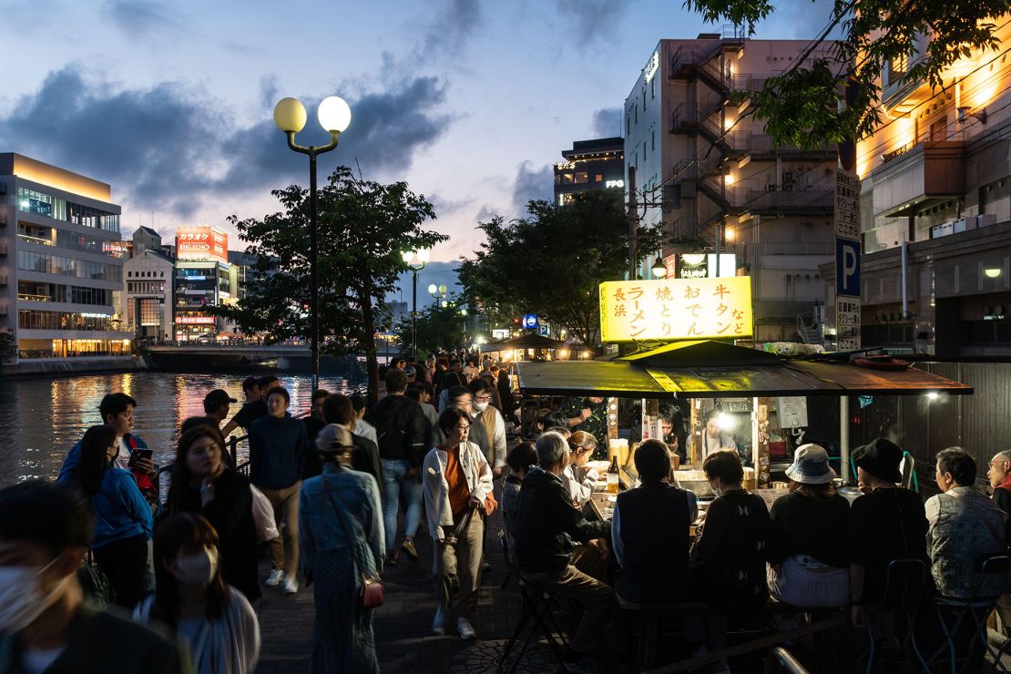 Uma fileira de yatai em um lugar lotado ao longo do rio Naka, em Fukuoka.