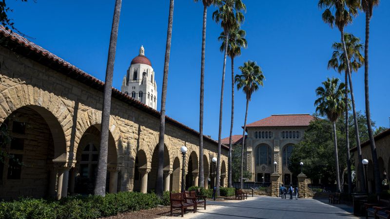 Seorang dosen Universitas Stanford telah dikeluarkan dari kelasnya di tengah laporan bahwa mereka menyebut mahasiswa Yahudi sebagai penjajah dan meremehkan Holocaust