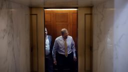  Представител Джим Джордан се качва в асансьор в Капитолия на Съединени американски щати във Вашингтон след среща на републиканската конференция в Камарата на представителите на 12 октомври 2023 година class=