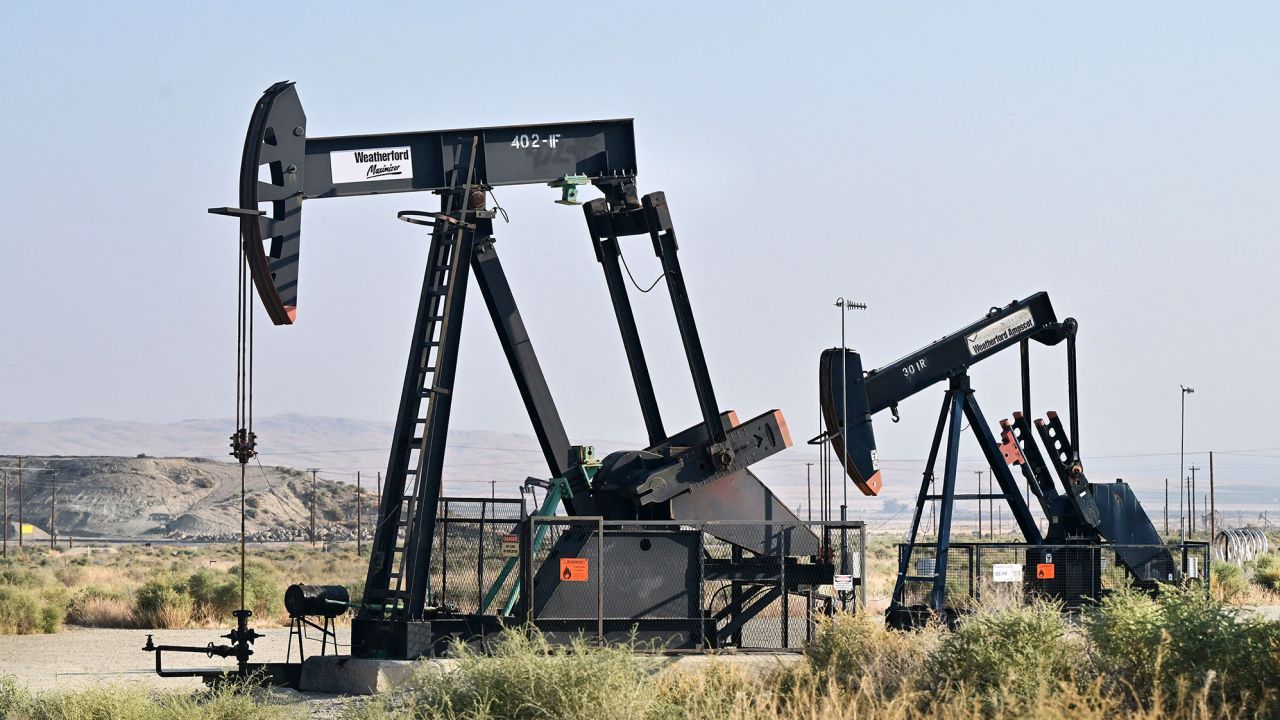 Работещи петролни помпи в окръг Керн, Калифорния, видени през септември 2023 г.