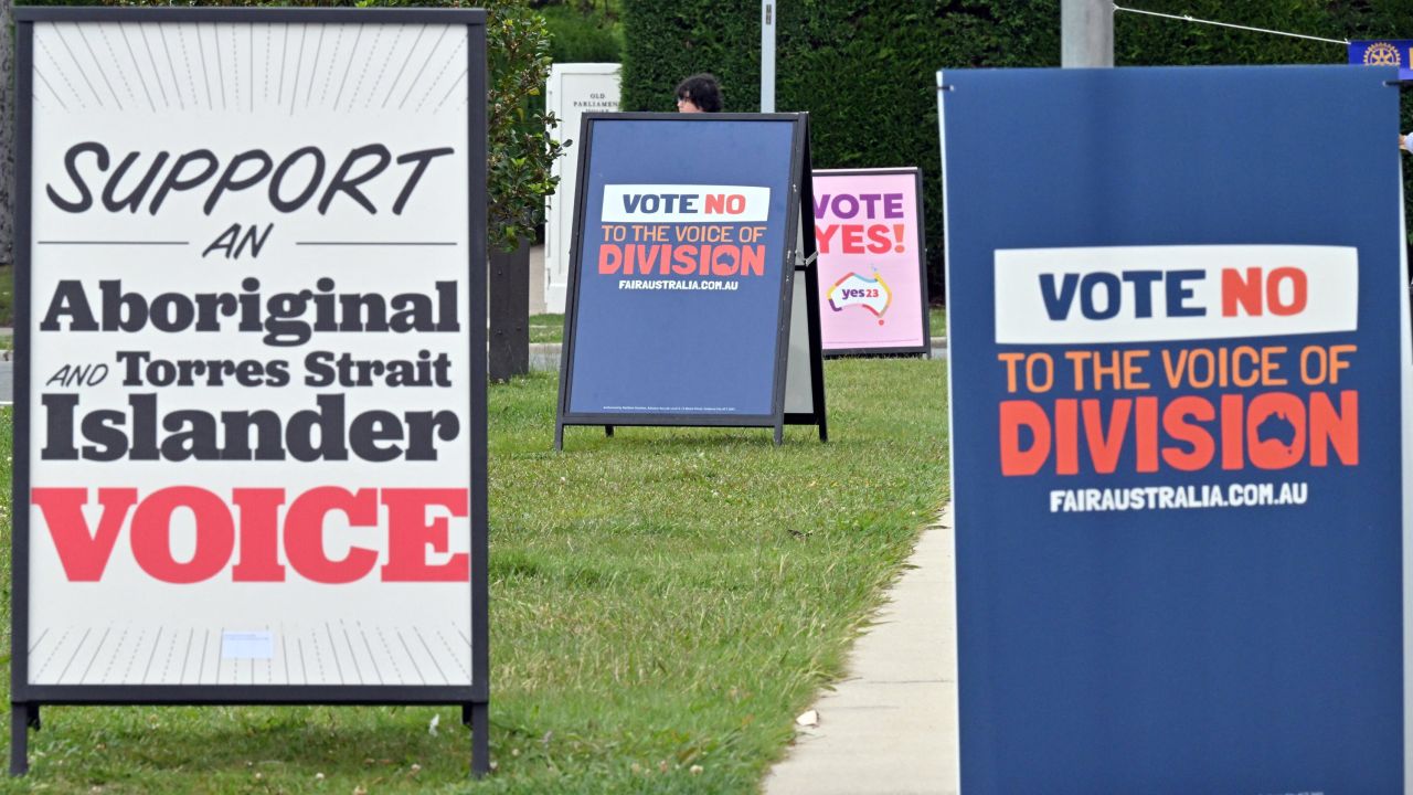 Se ven carteles de campaña fuera del centro de votación en la Antigua Casa del Parlamento en Canberra, Australia, el 14 de octubre de 2023.