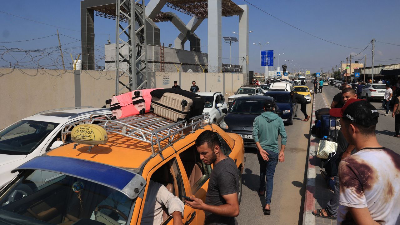 Palestinians with foreign passports arrive at the Rafah gate hoping to cross into Egypt as Israel's attacks on the Gaza Strip continues on October 14.. 