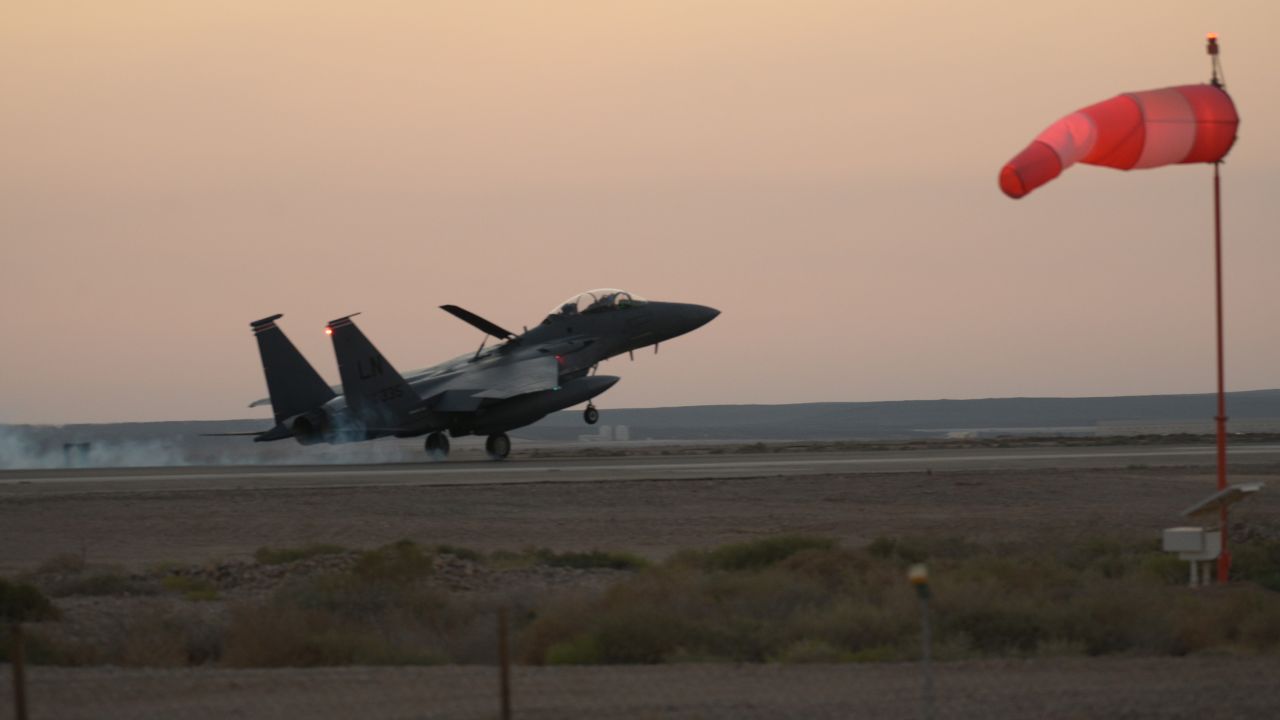 ͧԹ F-15E Strike Eagle ͧͧѾҡѰ 觻Шӡ㹽٧ԹѺǨ 494 "Mighty Black Panthers" ŧʹ㹾鹷軯ԺѵԡâͧͧѭҡáҧѰ ѹ 13 .. 2023