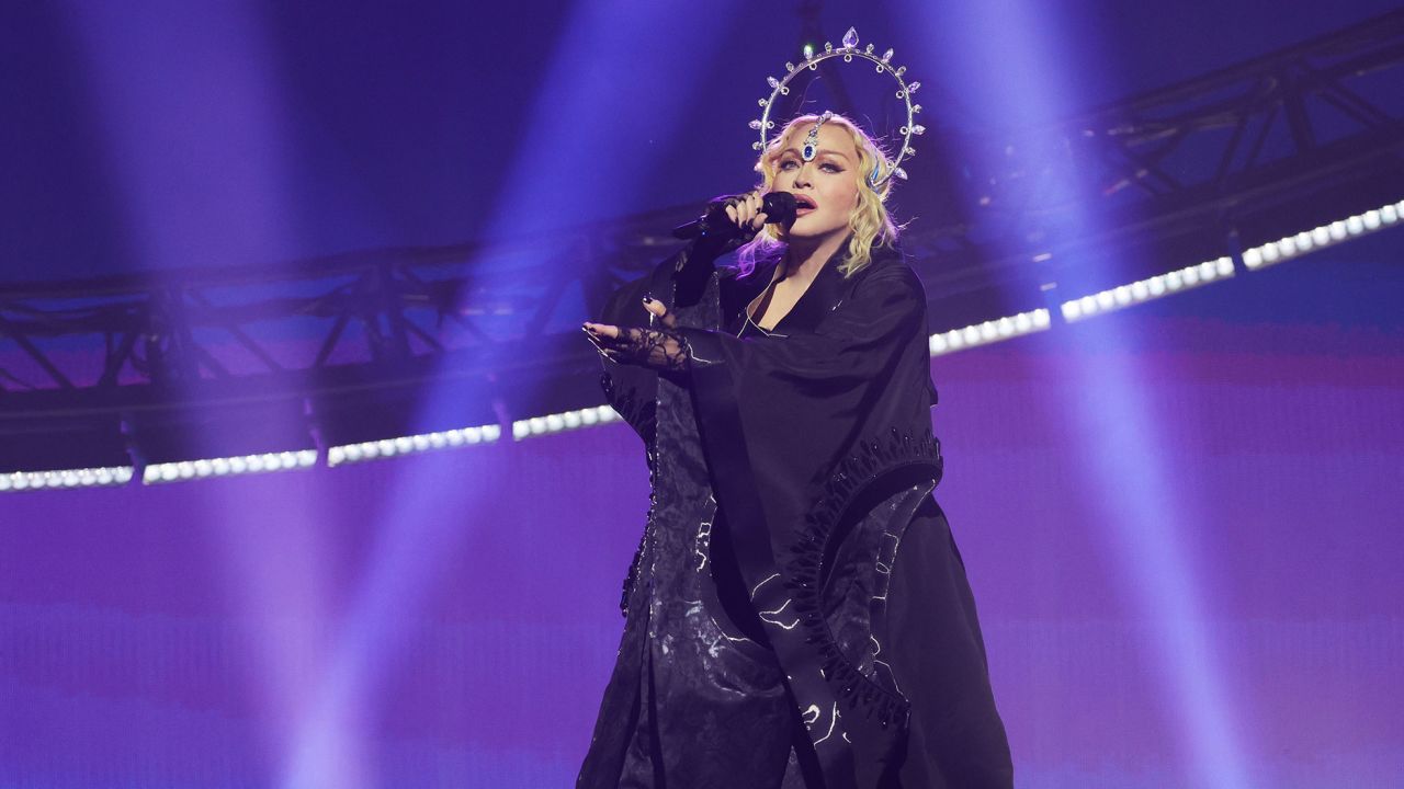 Madonna's tournee werd uitgesteld nadat ze in juli in het ziekenhuis werd opgenomen.