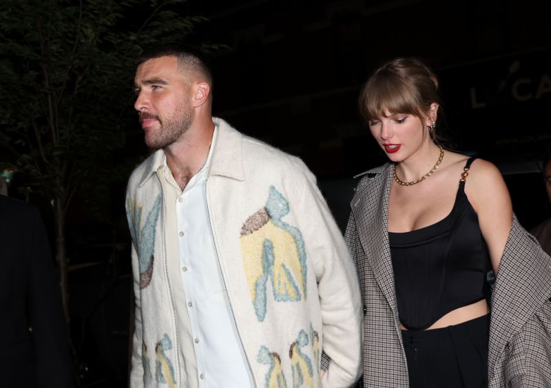 Special Seasonal OfferTravis Kelce, Taylor Swift Hold Hands On Date ...