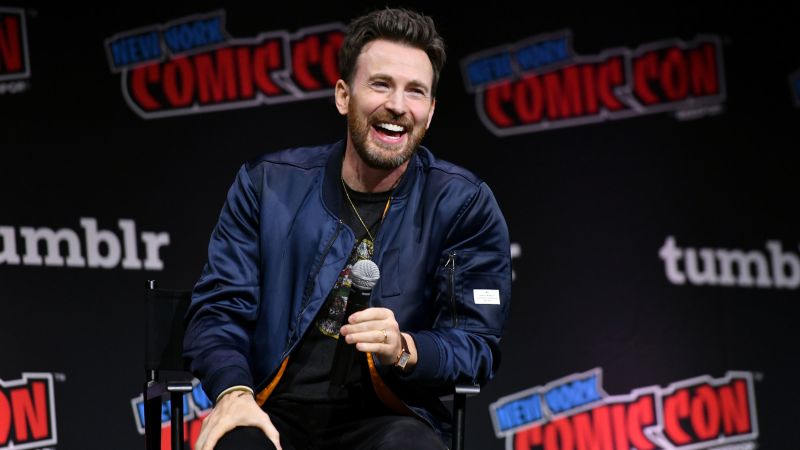 Chris Evans diz que está “aproveitando a vida” de recém-casado após casamento com Alba Baptista