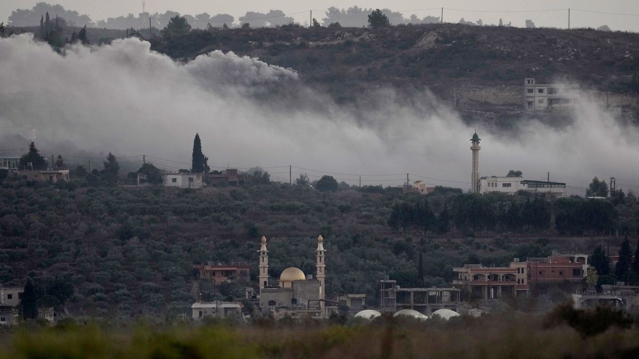 A fumaça sobe dos bombardeios da artilharia israelense em Dahaira, no sul do Líbano, na fronteira com Israel, em 16 de outubro.