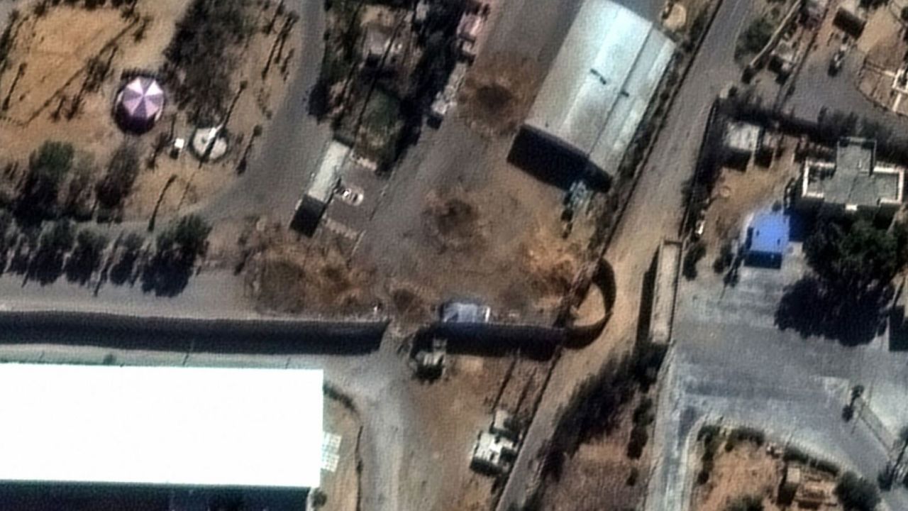 Una fotografía satelital proporcionada por MAXAR Technologies muestra cuatro cráteres de 30 pies que bloquean la carretera en el cruce fronterizo de Rafah, más cercano a la puerta egipcia. 