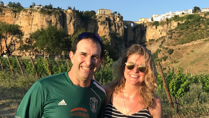 След неуспешно IVF и множество здравословни проблеми, тази двойка от САЩ намери неочаквано щастие в Испания