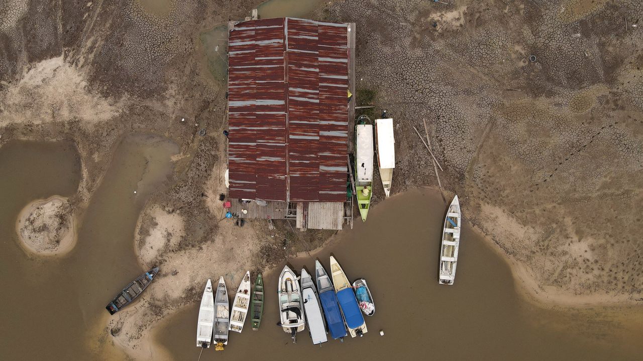  Лодки и плаващи къщи, заседнали в суха зона на потока Igarape do Taruma, който се влива в река Rio Negro в бразилската тропическа гора на Амазонка, 16 октомври 2023 година 