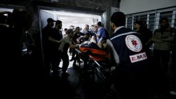 На ранено лице е оказана помощ в болница Шифа, откакто израелски въздушен удар удари близката болница Ал-Ахли, съгласно Министерството на здравеопазването на Газа в град Газа, Ивицата Газа, 17 октомври 2023 година Клас на REUTERS/Mohammed Al-Masri =