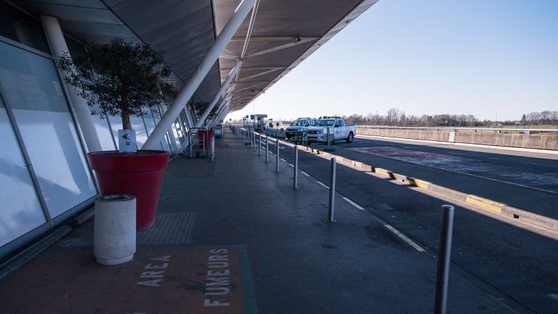 Шест летища във Франция бяха принудени да се евакуират в