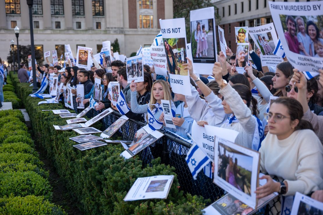 Estudiantes de Columbia participan en una manifestación y vigilia en apoyo de Israel en respuesta a una manifestación estudiantil vecina en apoyo de Palestina en la universidad el 12 de octubre de 2023 en la ciudad de Nueva York.
