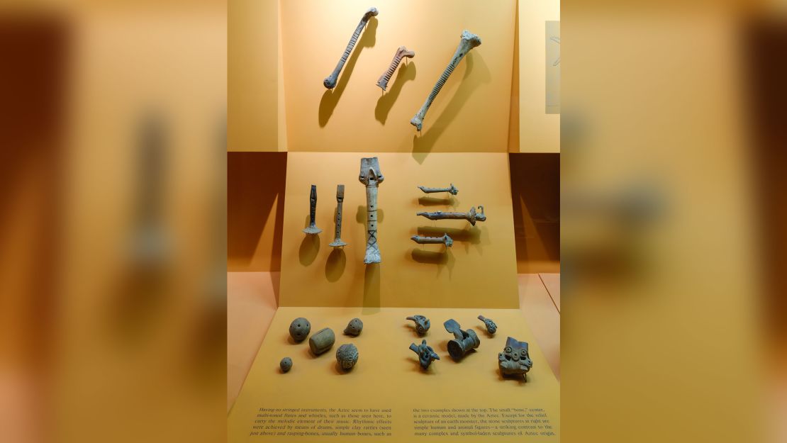 En una exhibición sobre instrumentos musicales aztecas en el Salón de México y América del Sur, se exhiben tres raspas (instrumentos de percusión) que incluyen un modelo de cerámica (en el centro, arriba) además de dos hechos con huesos humanos (izquierda y derecha, arriba).