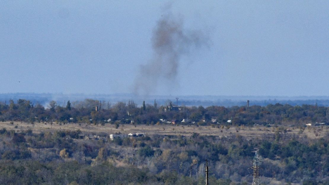 Дим піднімається над прифронтовим містом Авдіївка 18 жовтня 2023 року на тлі російських військових дій в Україні.