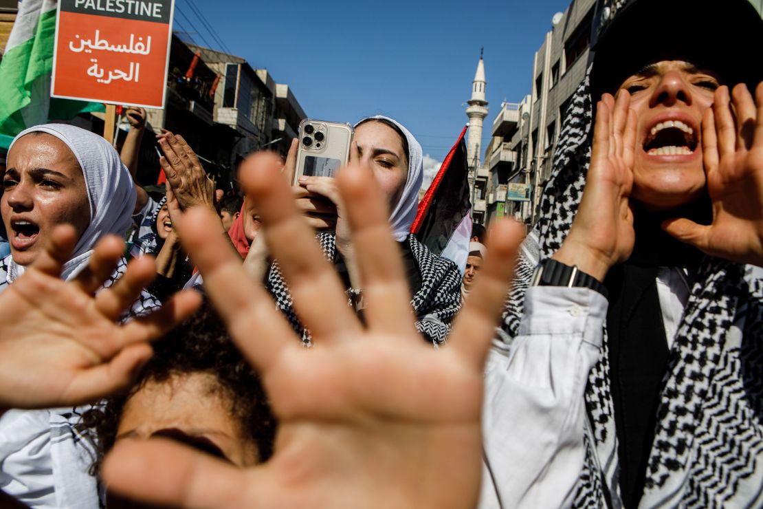 Des manifestants crient lors d'une manifestation pro-palestinienne à Amman, en Jordanie, vendredi.