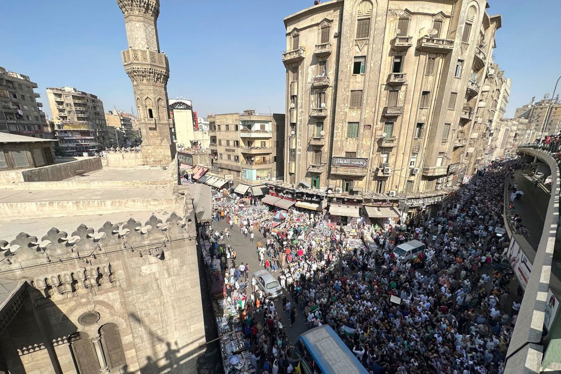 تظاهر مصريون دعما للفلسطينيين أمام الجامع الأزهر في القاهرة القديمة، يوم الجمعة.