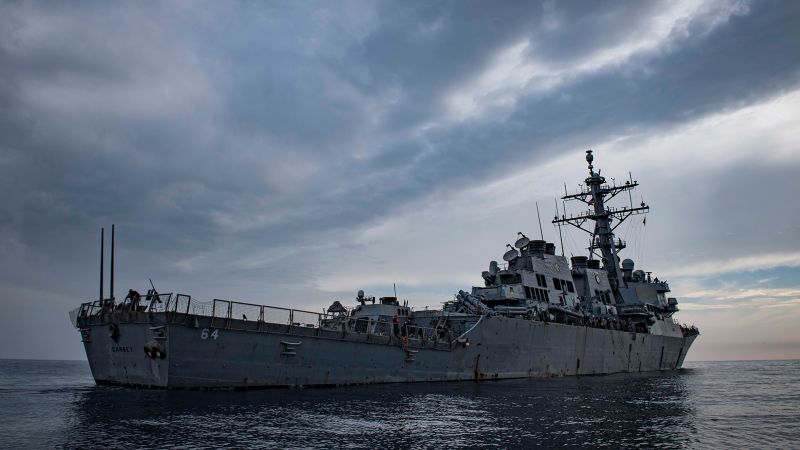 Американски военен кораб който прихвана безпилотни самолети и ракети близо