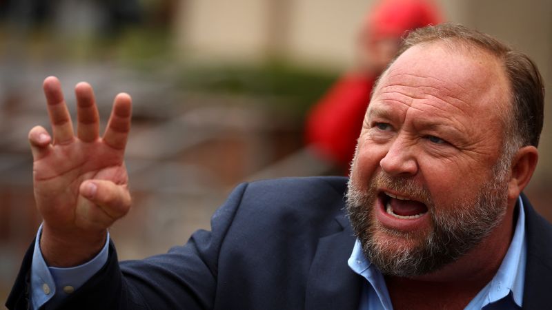 Un juez dictaminó que Alex Jones no puede utilizar la quiebra para evitar pagar 1.100 millones de dólares a las familias de Sandy Hook