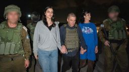 В тази фотография, предоставена от израелското държавно управление, американските заложници Джудит Тай Раанан и нейната 17-годишна щерка Натали Раанан се виждат след освобождението им в петък.