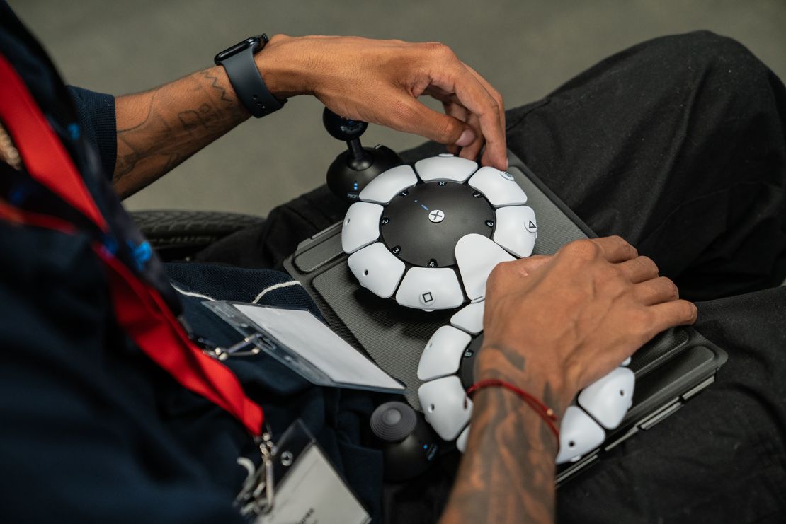 Los jugadores pueden ver por primera vez el controlador Access de Sony, un dispositivo altamente personalizable diseñado específicamente para personas con discapacidades, en un evento en San Mateo en septiembre.