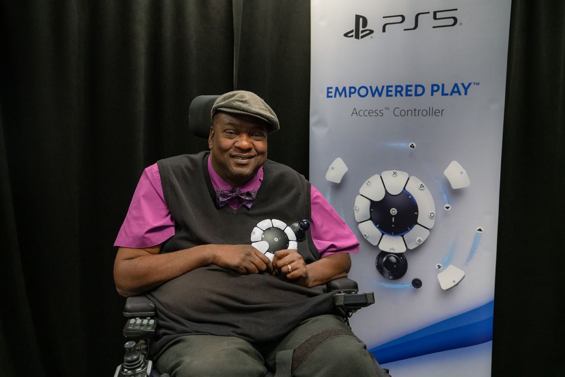 Paul Amadeus Lane, un consultor de accesibilidad que trabaja con Sony Interactive Entertainment, aparece aquí con el controlador Access, un dispositivo Sony diseñado específicamente para jugadores con discapacidades.